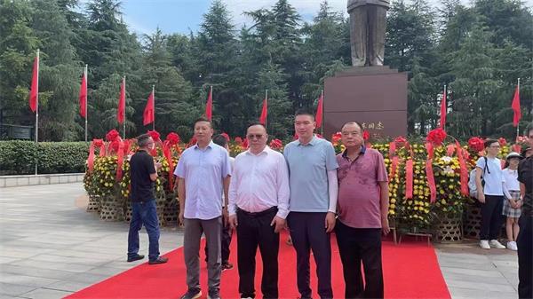 董事長周剛陪同客戶參觀湖南長沙毛主席紀念館。